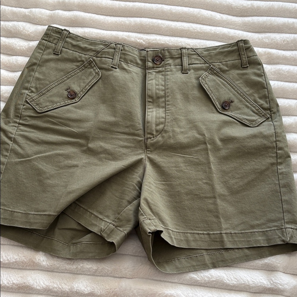 Banana Republic Shorts in Olive EUC wrinkled from being in storage
3
